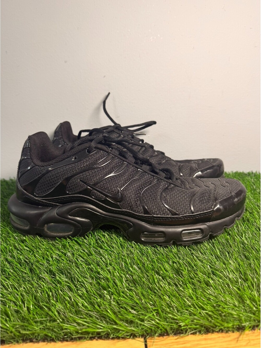 Nike Air Max Plus Triple Black Low Top Running Shoes 604133-050 Men’s Size 10 US